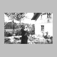 022-0453 Lieselotte Fahlke, geb. Schergaut, im Jahre 1936 mit Sohn Hein im Garten vor dem Elternhaus.jpg